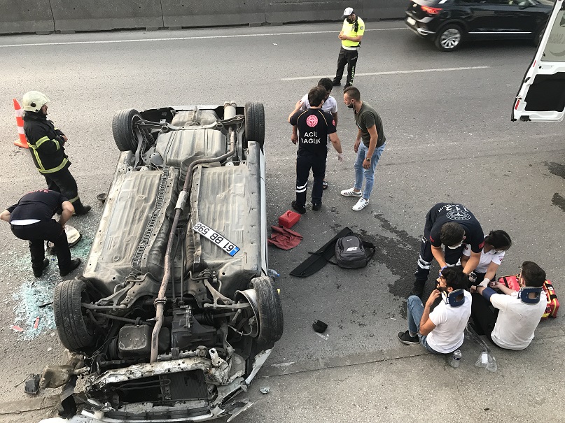 Kocaeli’de takla atan otomobilde bulunan 3 kişi yaralandı