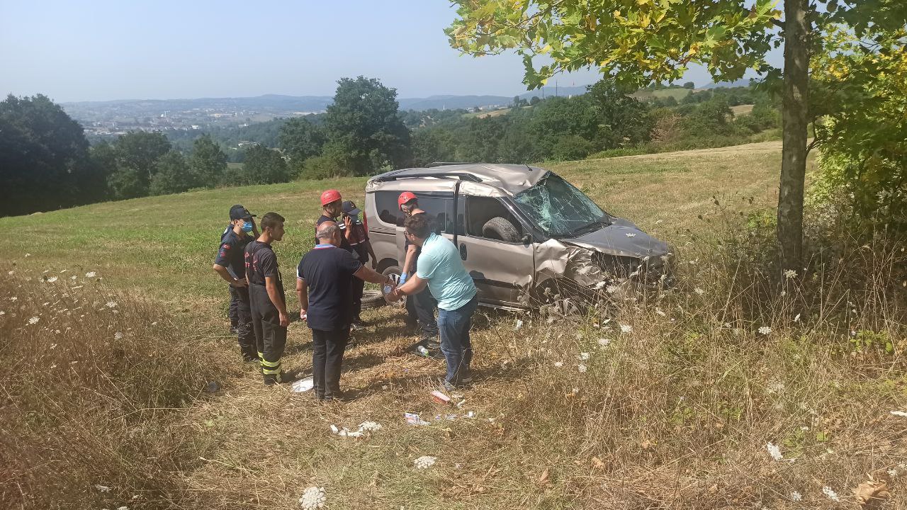 Kocaeli’de tarlaya devrilen hafif ticari aracın sürücüsü yaralandı