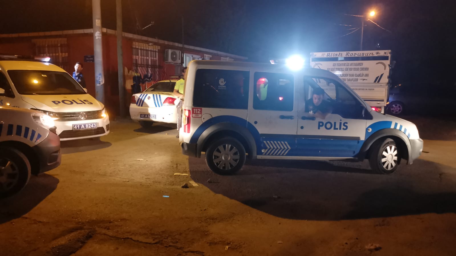 Gebze’de çeşitli suçlardan aranan kişi bira şişesiyle polislere saldırdı