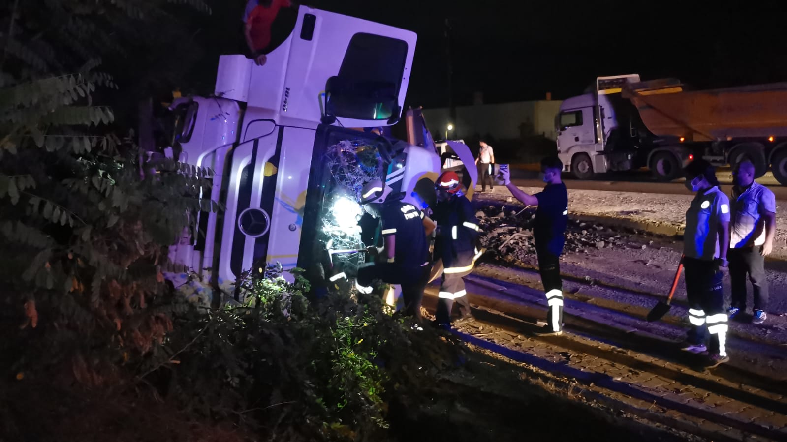 Gebze’de devrilen hafriyat yüklü kamyonun sürücüsü yaralandı