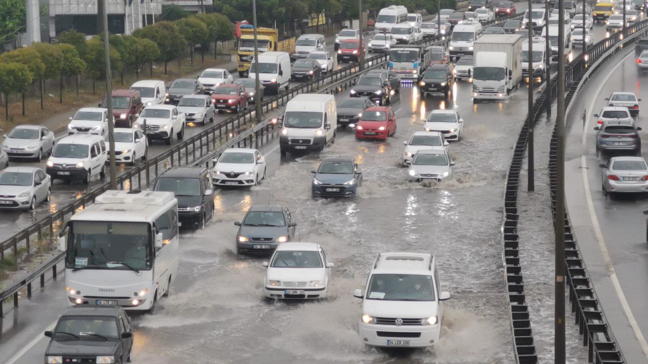 Gebze’de sağanak hayatı olumsuz etkiledi