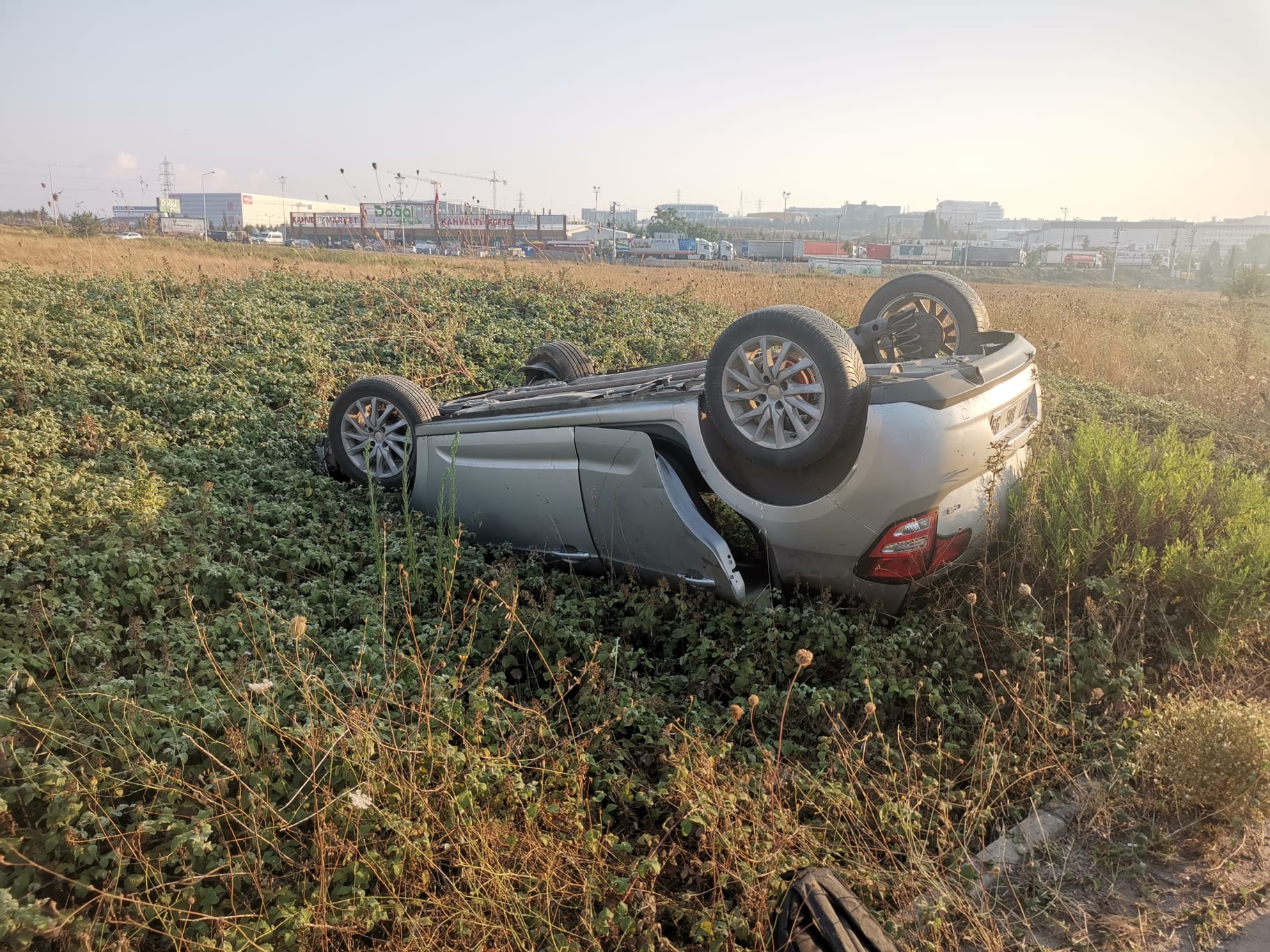 Çayırova’da devrilen otomobilin sürücüsü kazadan yara almadan kurtuldu