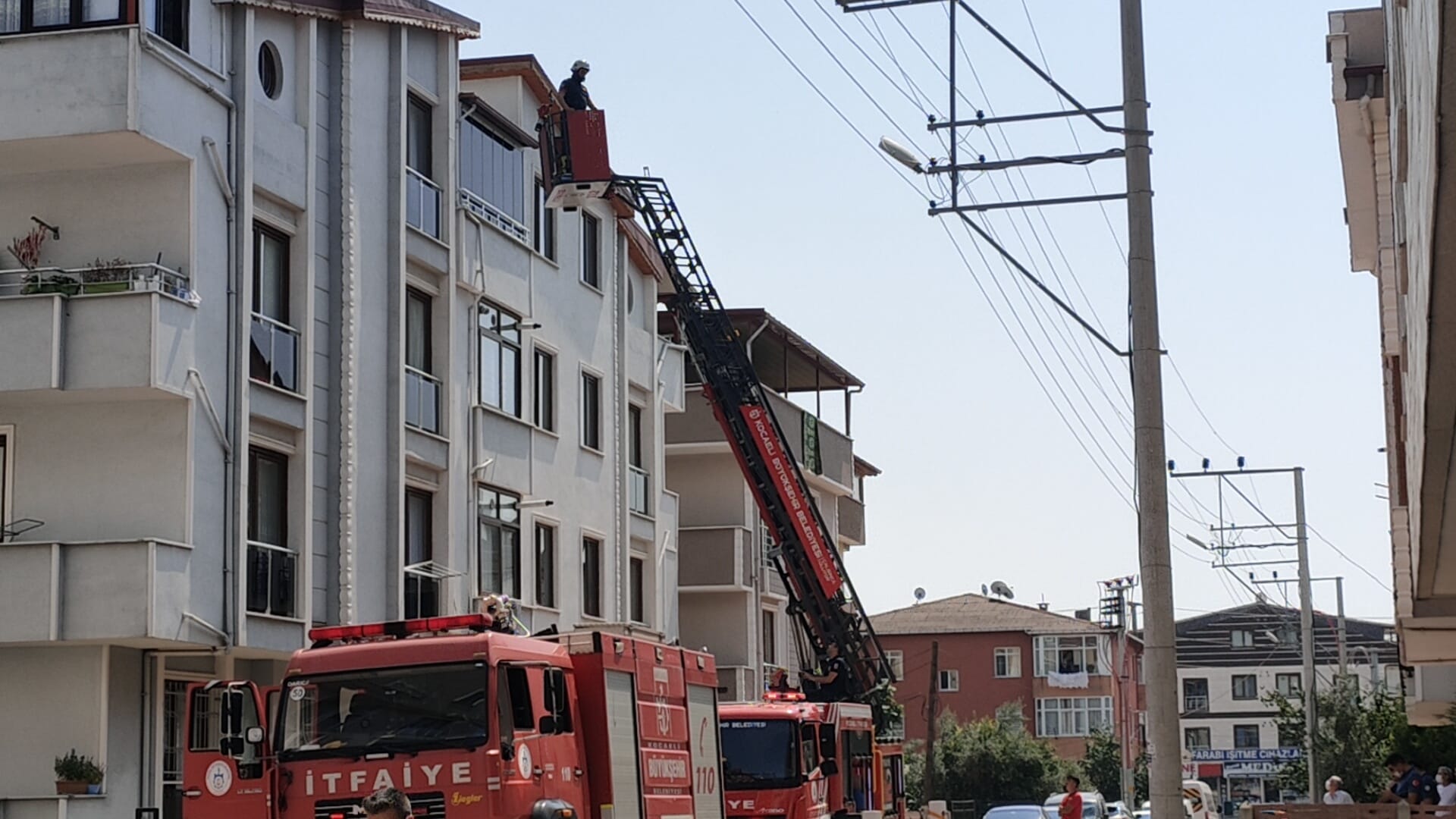 Darıca’da tadilat yapılan binanın çatısında çıkan yangın söndürüldü