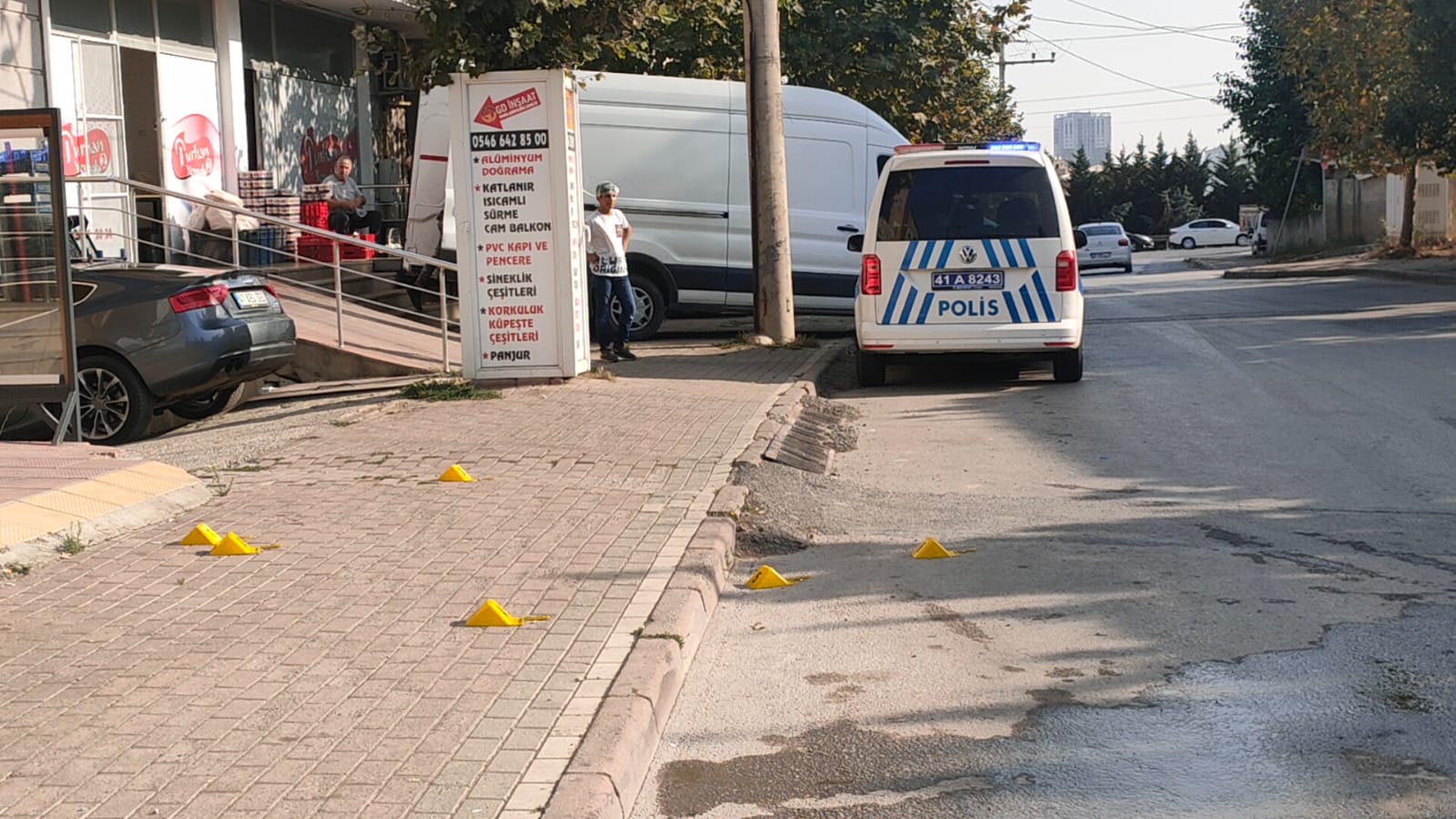 Gebze’de bir iş yerini kurşunladıkları iddia edilen şüpheliler aranıyor