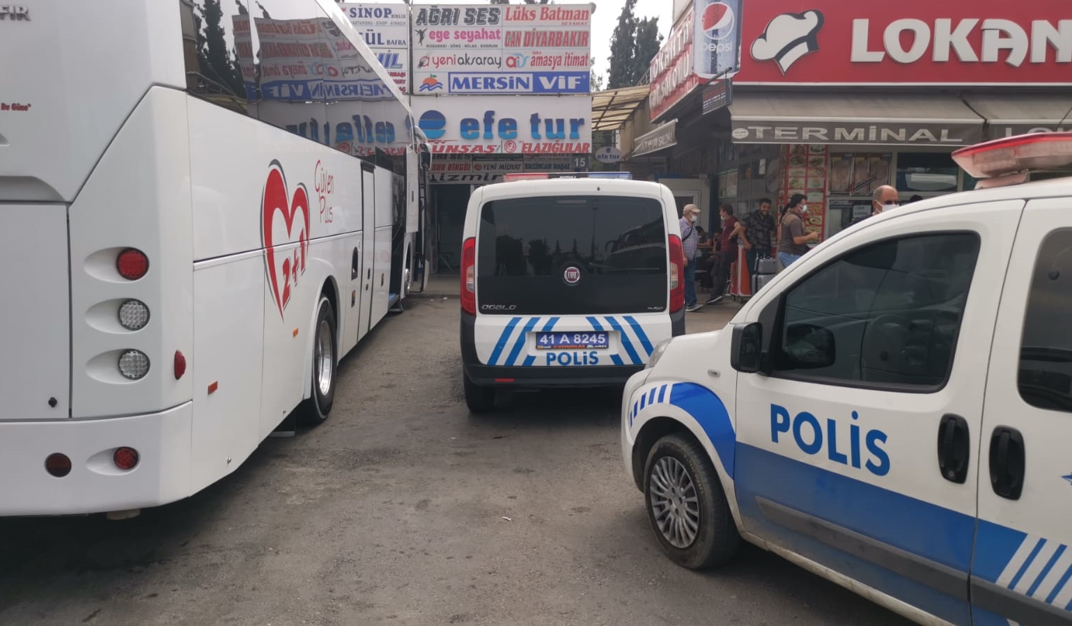 Gebze’de perona yanaşan yolcu otobüsüyle ekip aracı arasında sıkışan polis memuru yaralandı