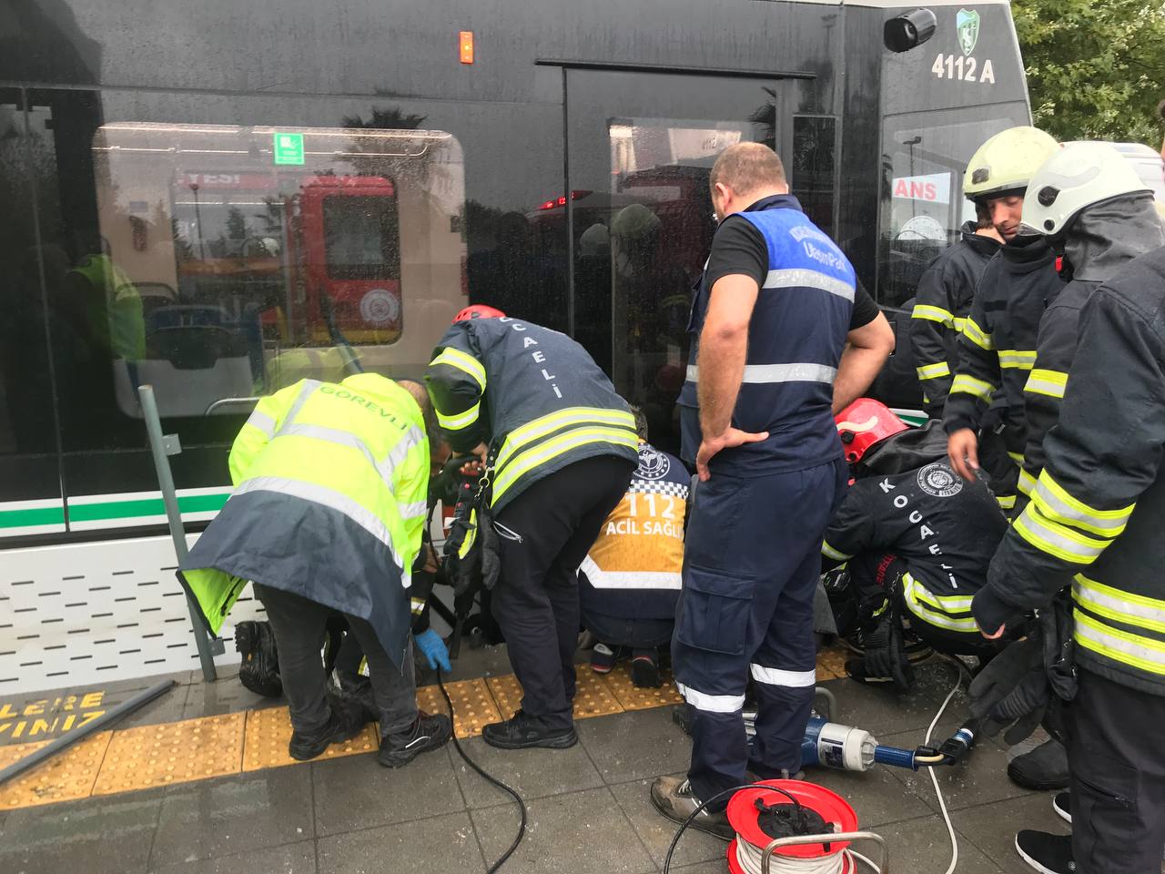 Kocaeli’de tramvay ile durağın beton zemini arasına ayağı sıkışan kadın kurtarıldı