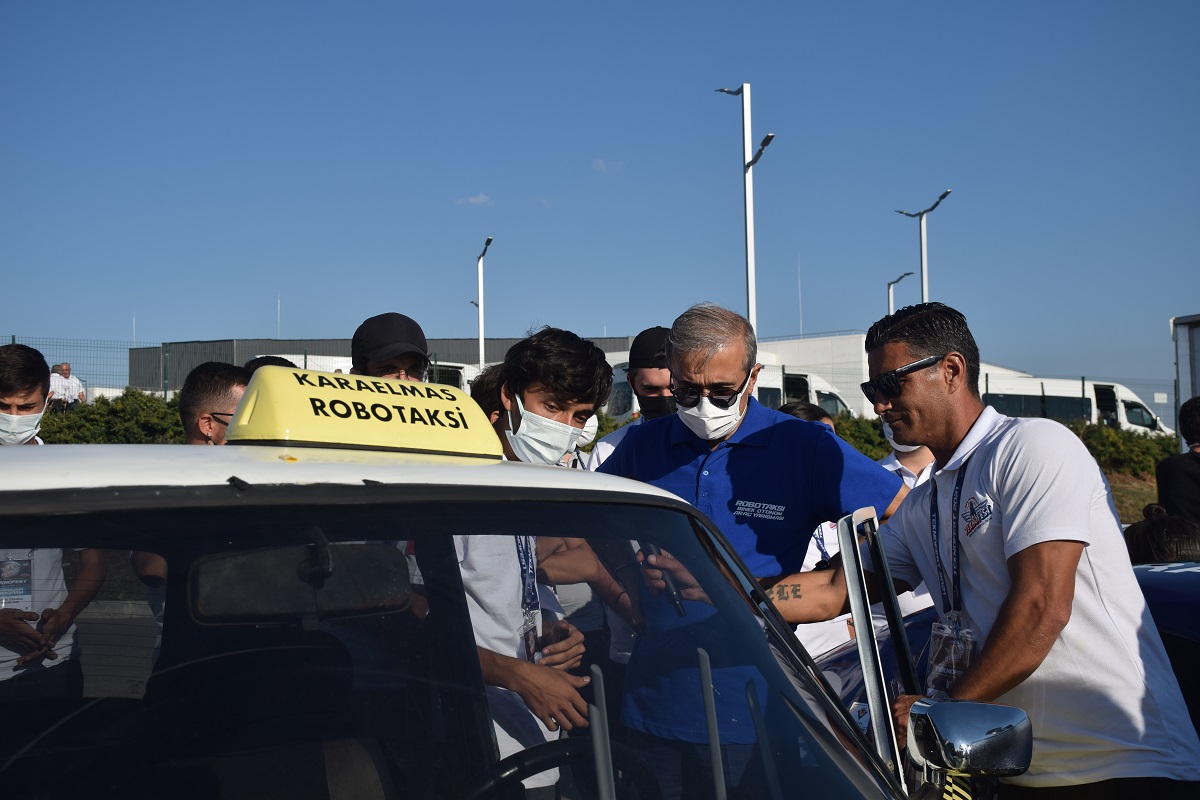 Cumhurbaşkanlığı Savunma Sanayii Başkanı Demir, TEKNOFEST’te yarışlara katılan otonom araçları inceledi