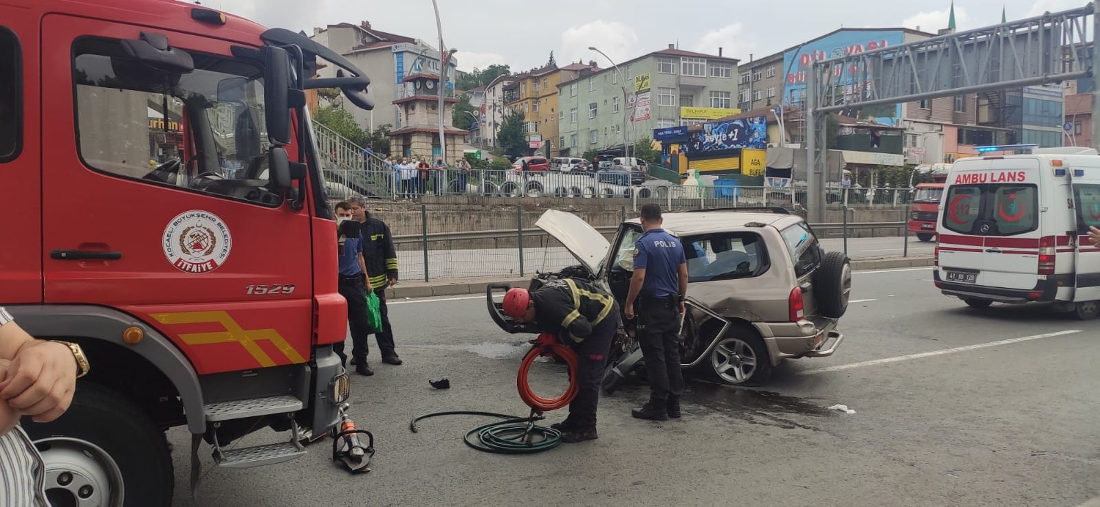 Dilovası’nda bariyere çarpan cipin sürücüsü yaralandı