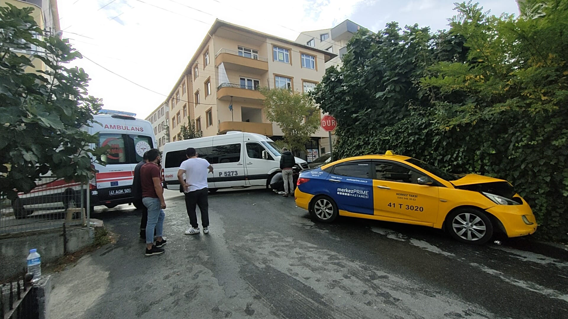 Gebze’de servis minibüsü ile çarpışan taksinin sürücüsü yaralandı