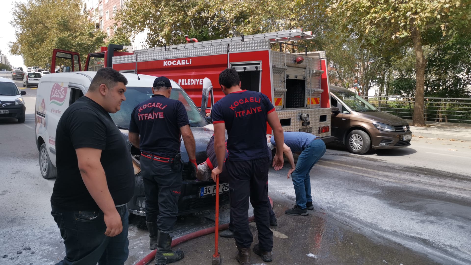 Gebze’de’de hareket halindeyken yangın çıkan araçta hasar oluştu