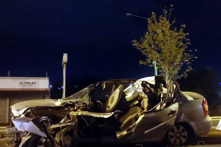 Çayırova’da park halindeki kamyonete çarpan otomobilin sürücüsü öldü