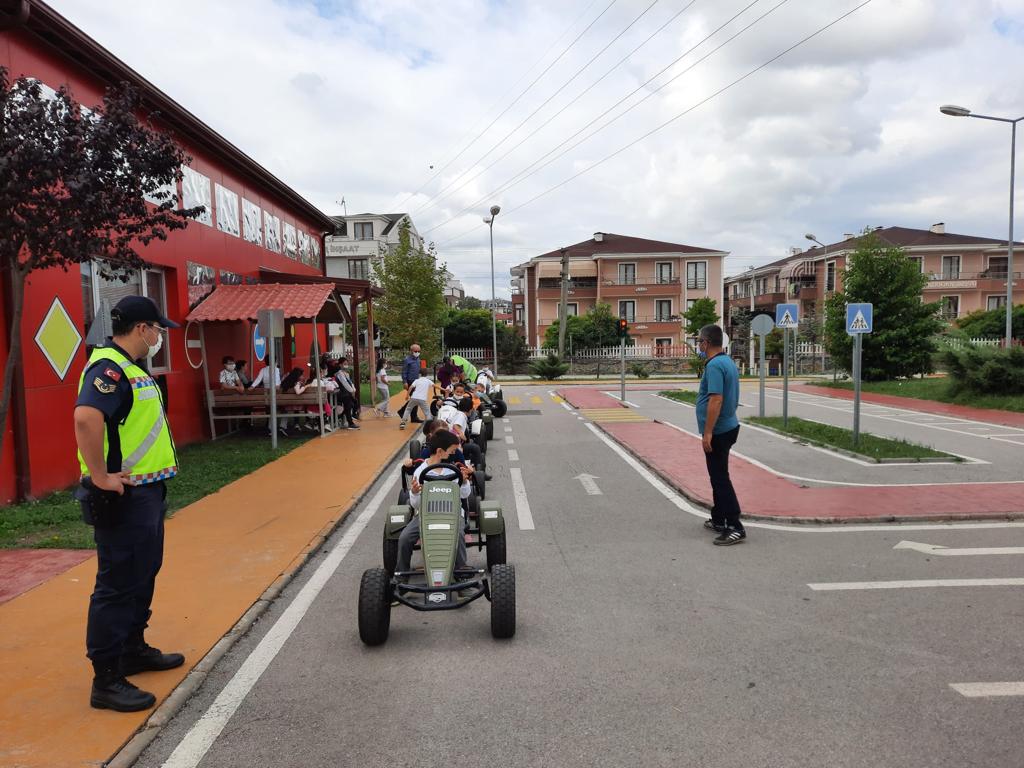 Kocaeli’de jandarmadan öğrencilere uygulamalı trafik eğitimi