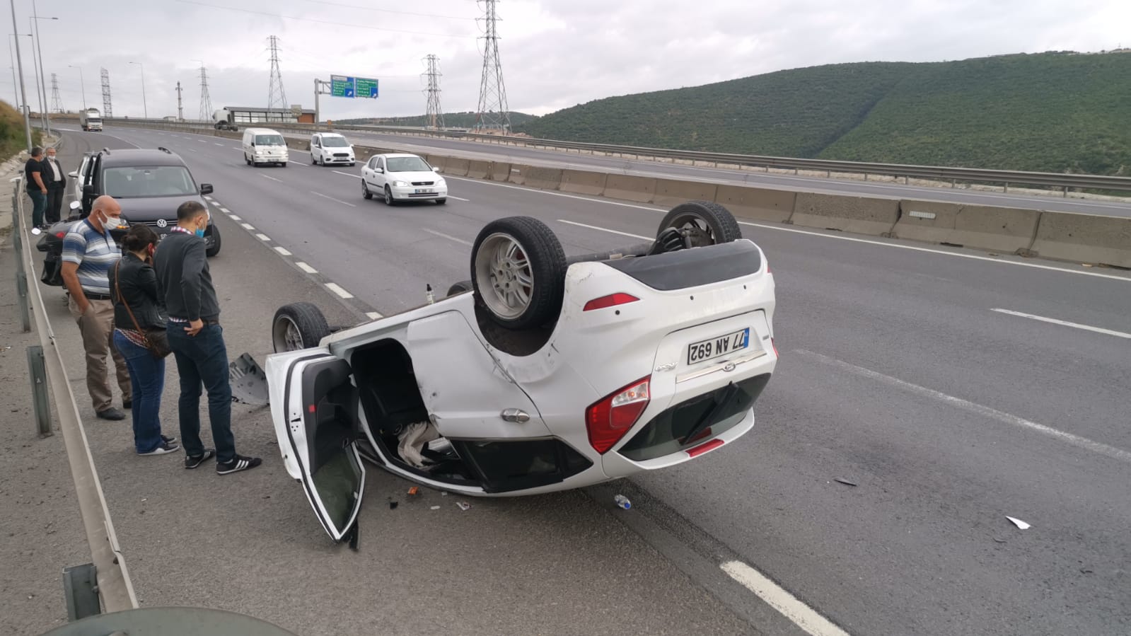 Kocaeli’de devrilen otomobilin sürücüsü yaralandı