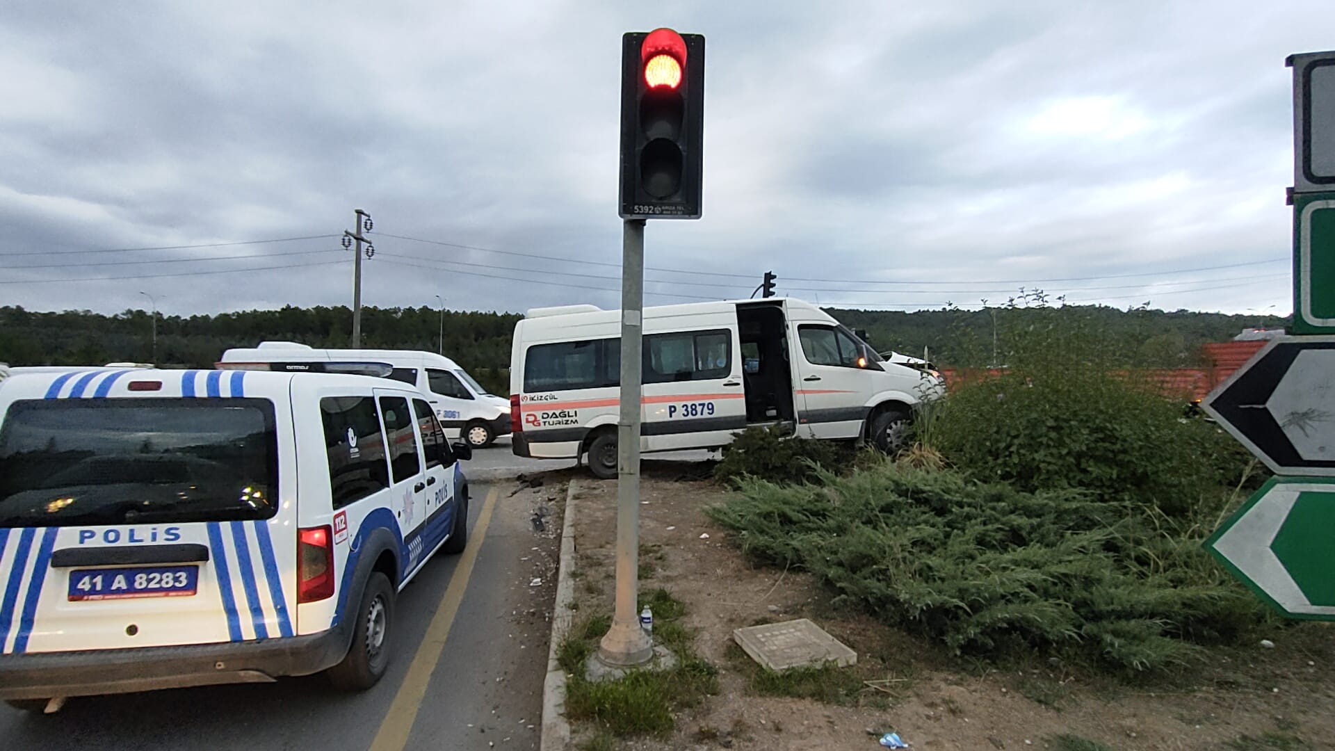 Gebze’de işçi servislerinin çarpıştığı kazada 5 kişi yaralandı