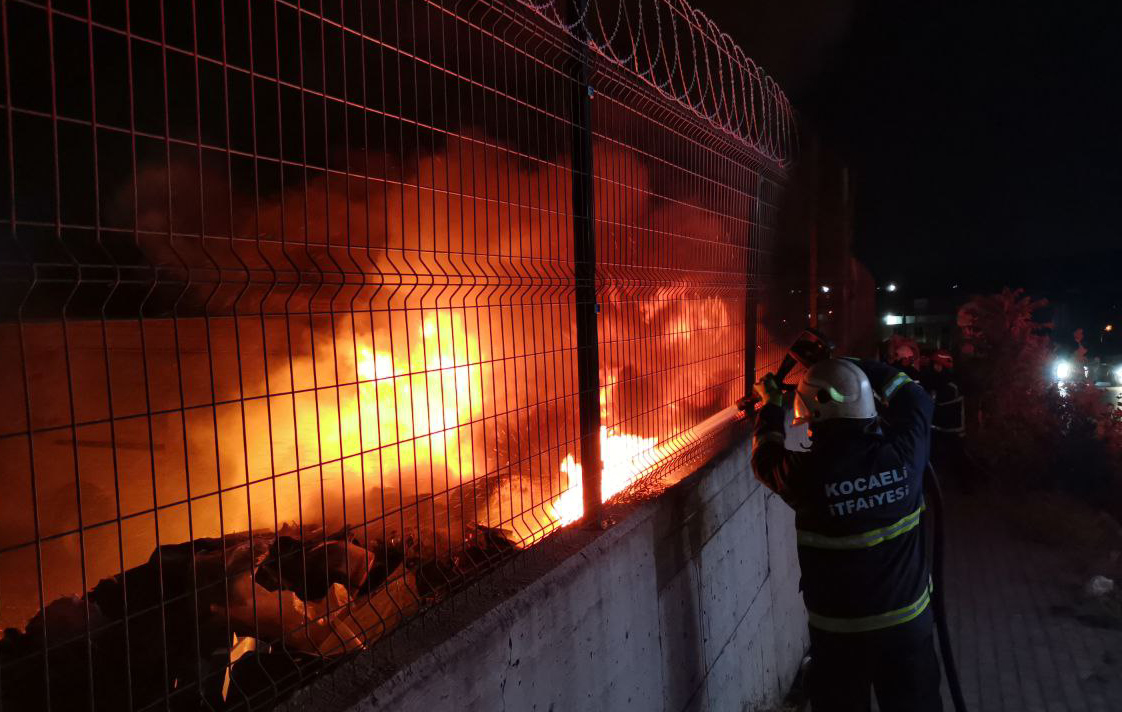 Gebze’de park halindeki panelvan yandı