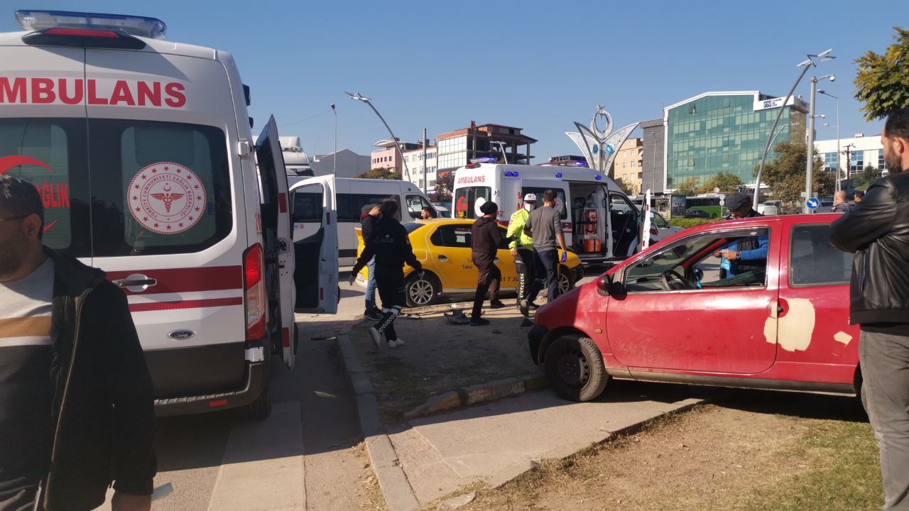 Gebze’de taksi ile otomobilin çarpıştığı kazada 3 kişi yaralandı