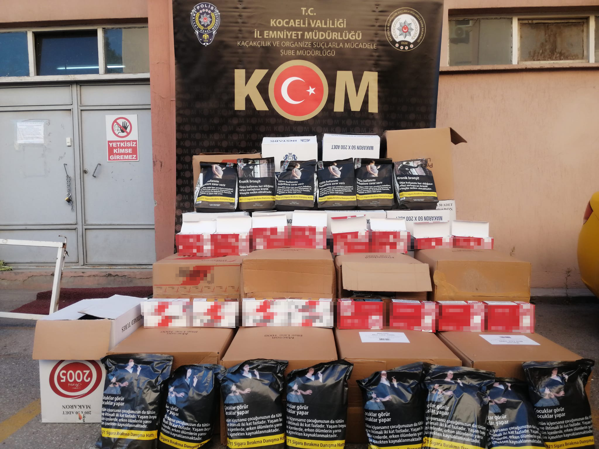 Kocaeli’de kaçak 148 bin boş, 85 bin tütün doldurulmuş makaron ele geçirildi