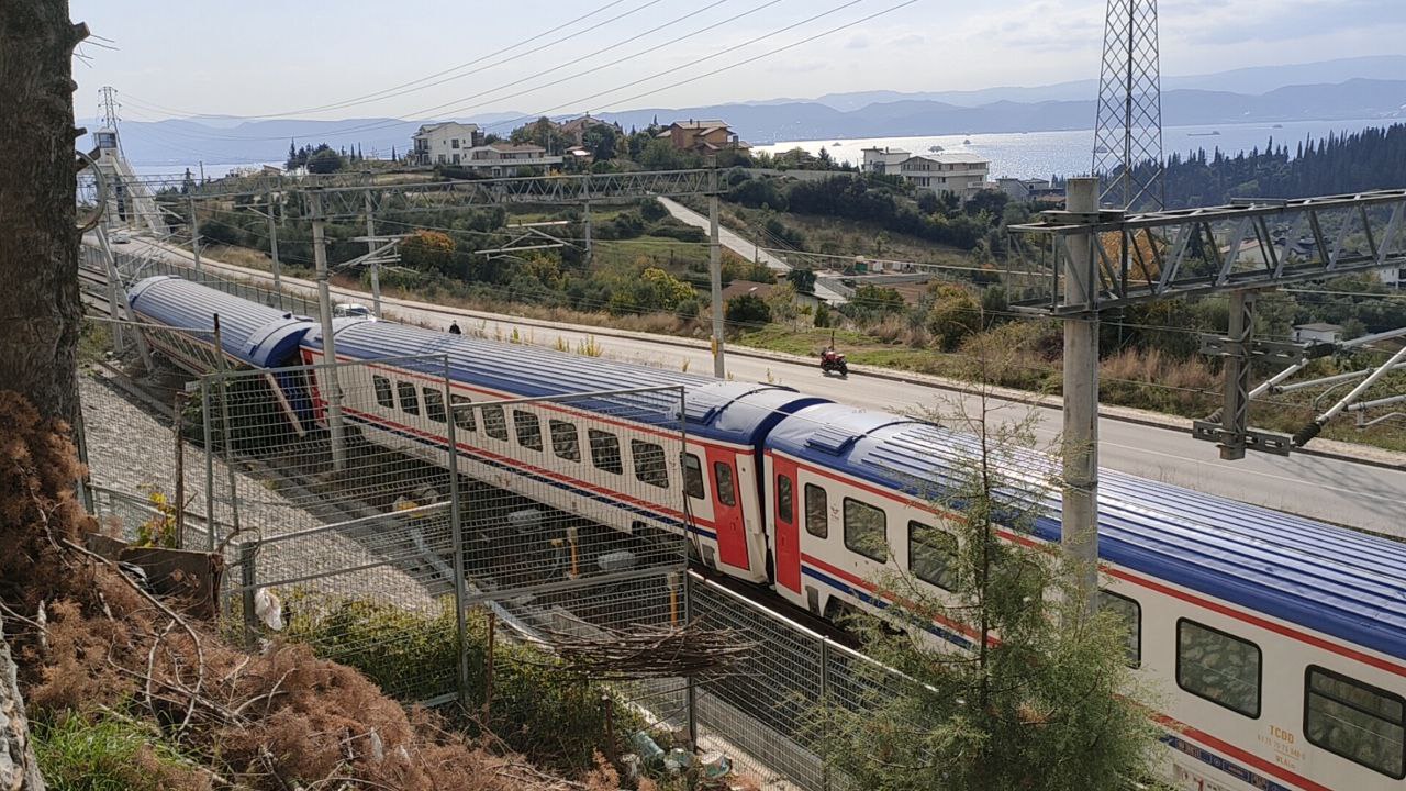 Gebze’de boş yolcu treninin 2 vagonu raydan çıktı