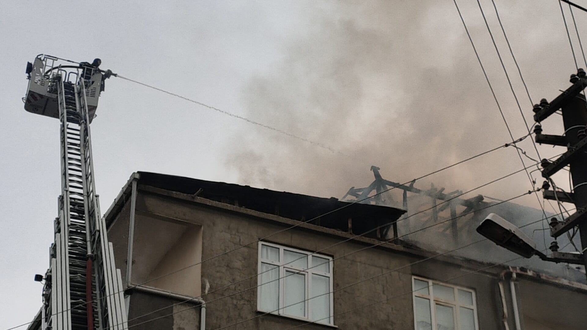 Gebze’de evlerinde yangın çıktığı için fenalaşan yaşlı çift ayakta tedavi edildi