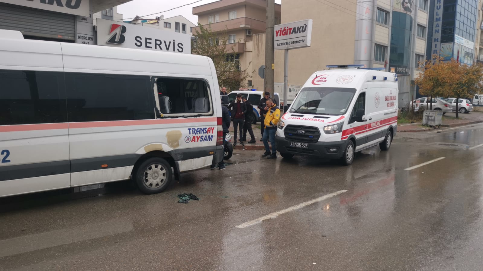 Gebze’de servis minibüsüyle çarpışan motosikletin sürücüsü yaralandı