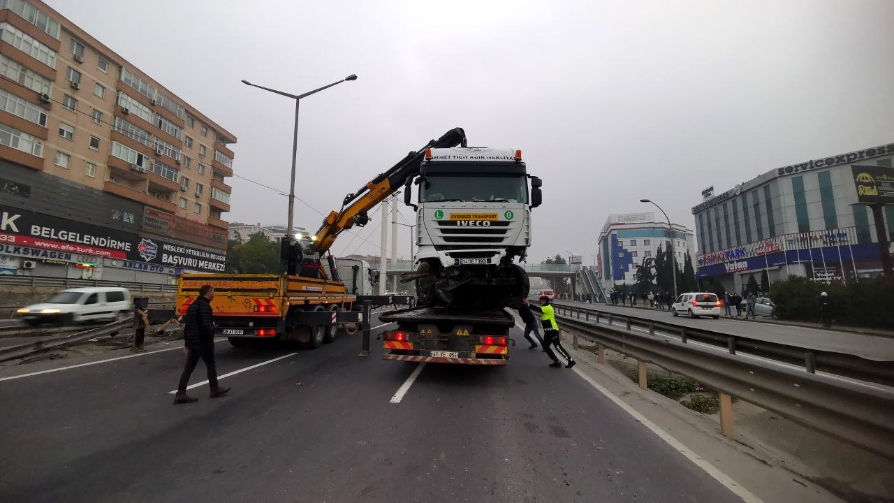 Gebze’de bariyerlere çarpan tır D-100 kara yolunda trafiği aksattı