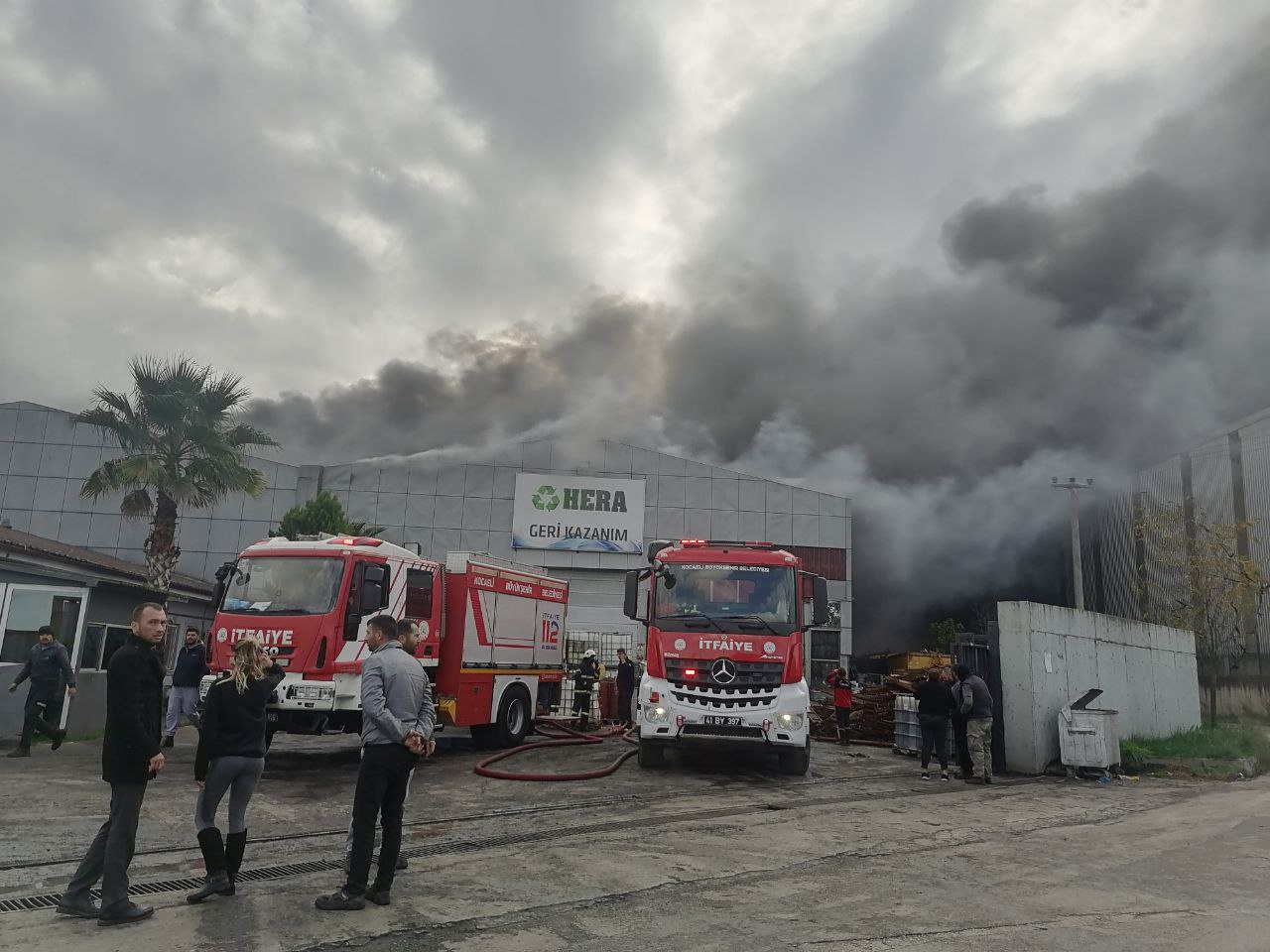 Kocaeli’de geri dönüşüm fabrikasında çıkan yangın kontrol altına alındı