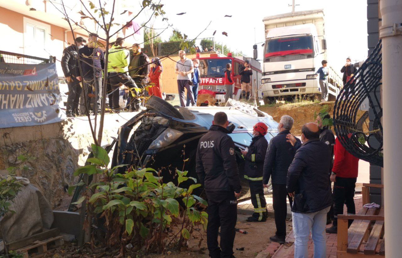 Gebze’de bahçeye devrilen otomobildeki 3 kişi yaralandı