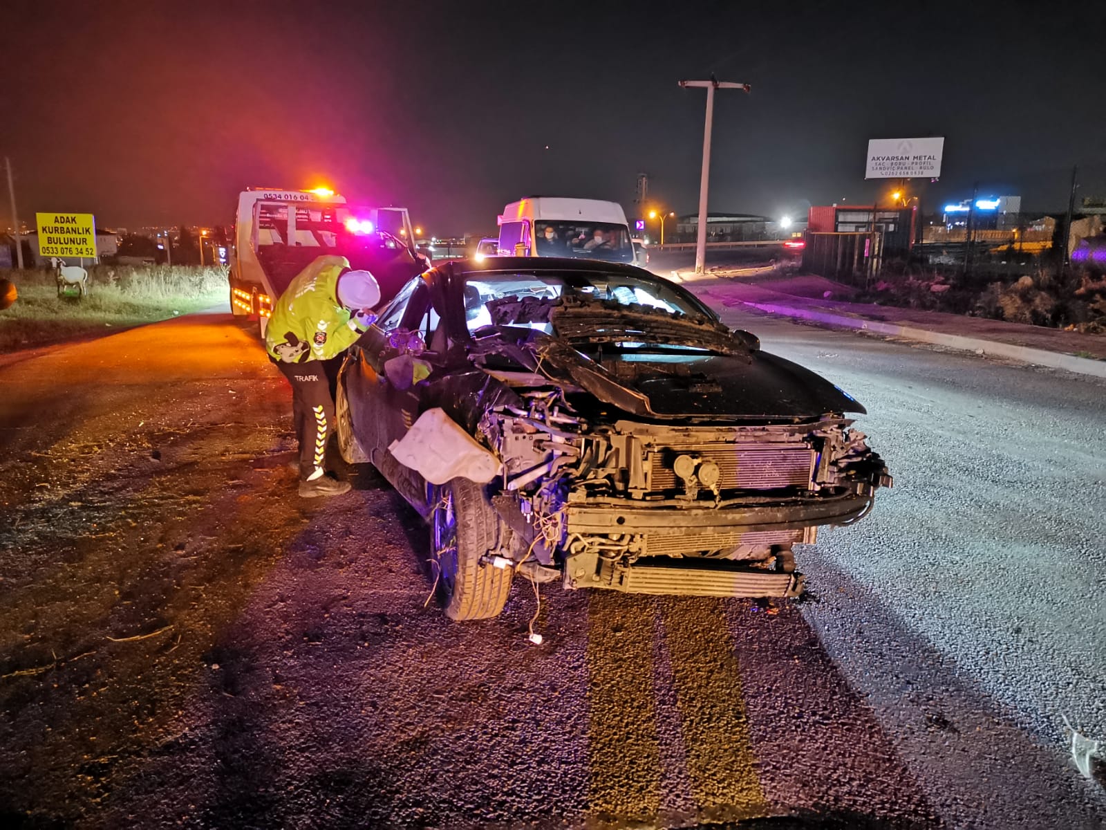 Çayırova’da devrilen otomobildeki 2 kişi yaralandı