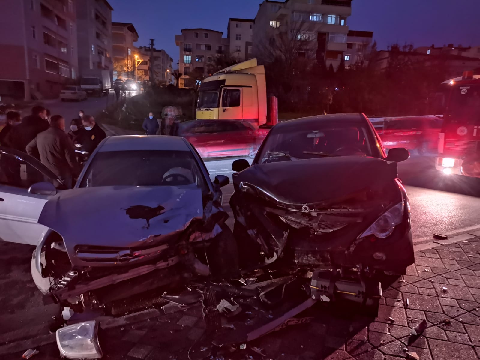 Gebze’de pikapla çarpışan otomobilin sürücüsü yaralandı