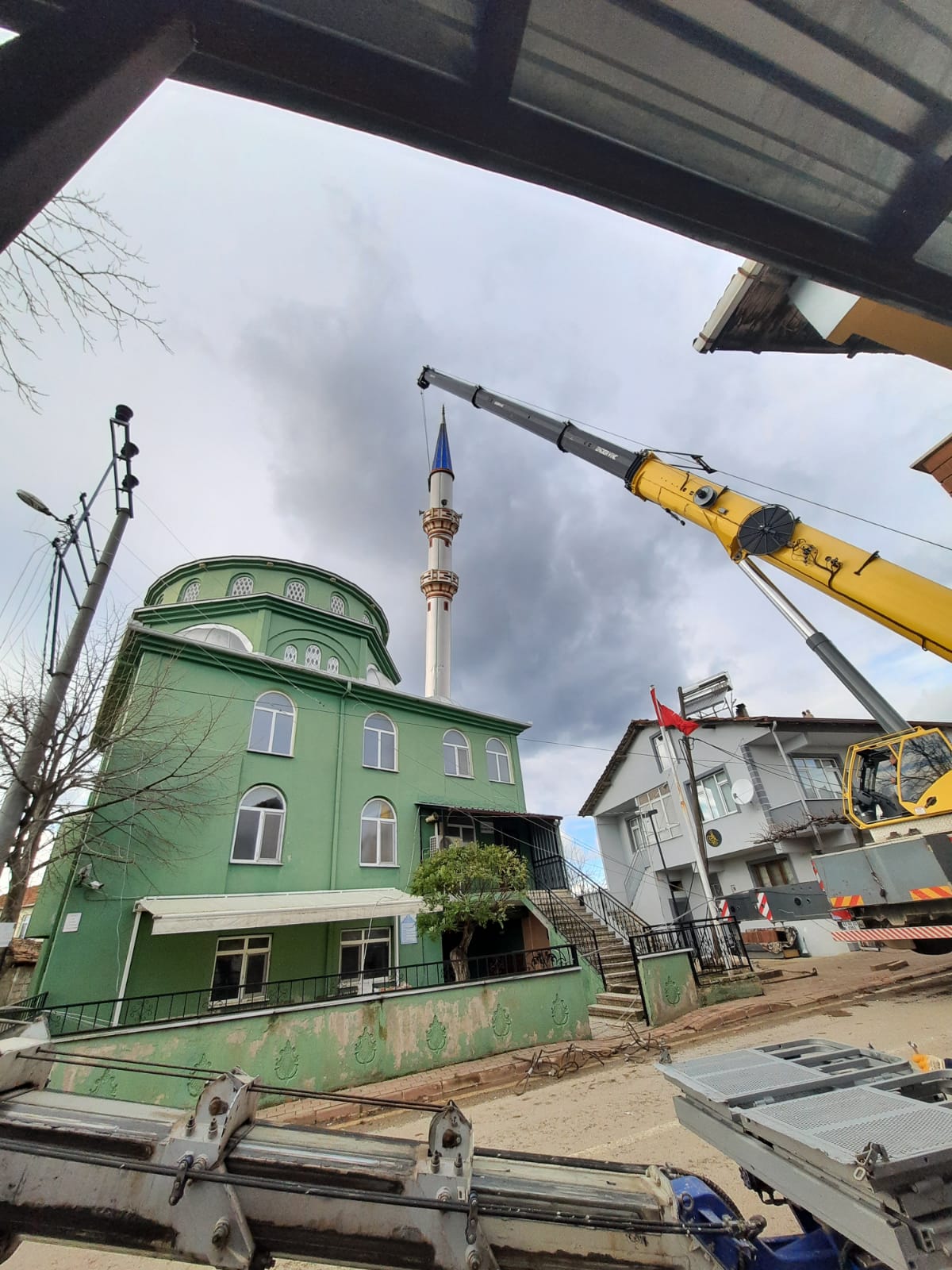 Kocaeli’de fırtına nedeniyle yan yatan caminin minaresi vinç yardımıyla kaldırıldı