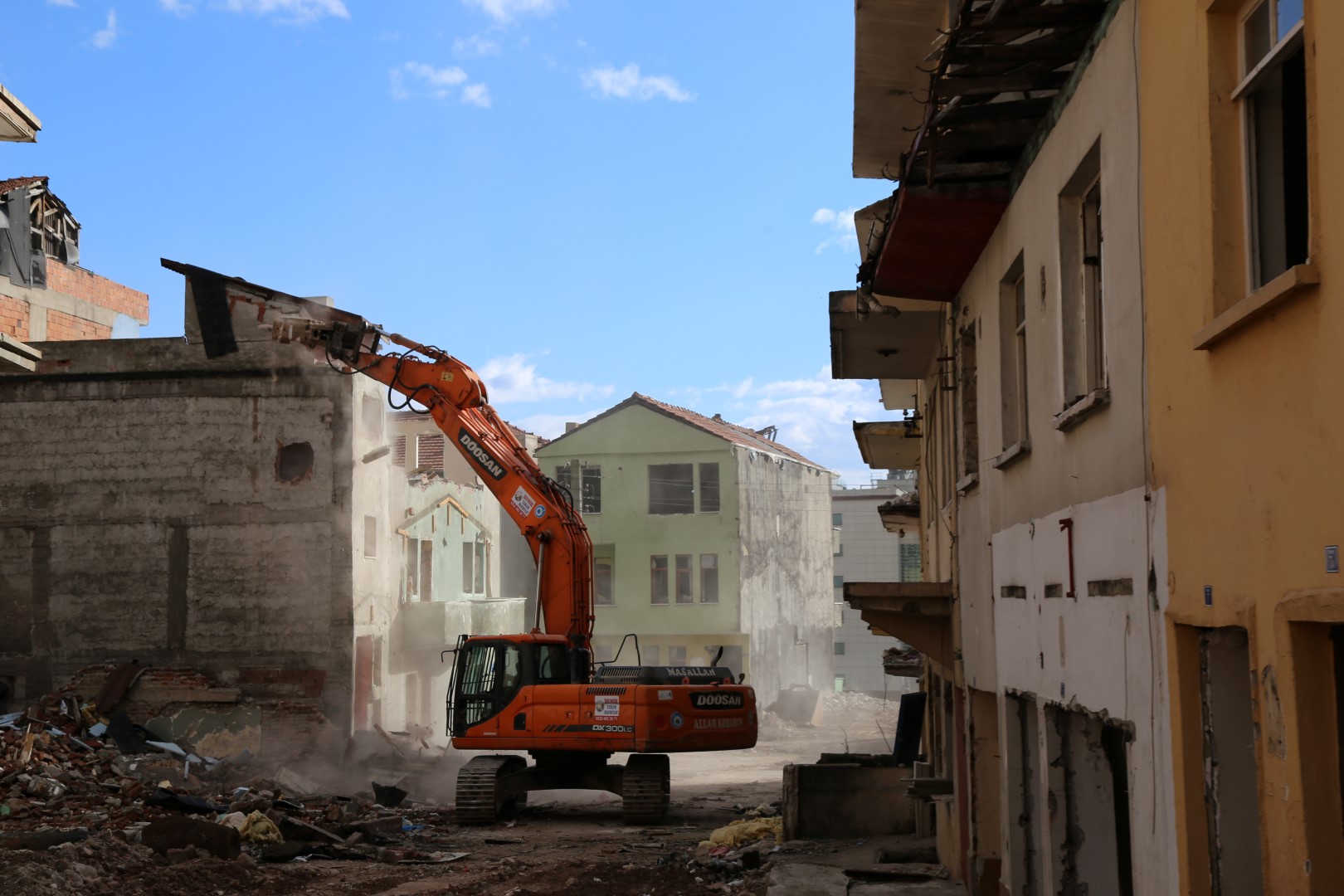 Kocaeli’de çarpık kentleşmenin olduğu mahallede yıkım çalışmalarına başlandı