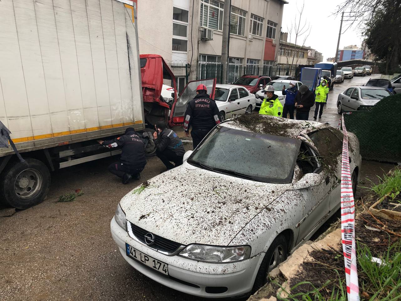 Kocaeli’de freni arızalanarak park halindeki araçlara çarpan kamyonetteki 2 kişi yaralandı