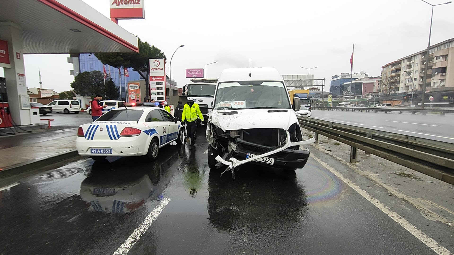 Gebze’de kamyonla çarpışan servis minibüsündeki 2 kişi yaralandı