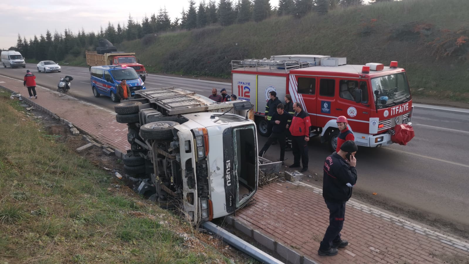 Gebze’de devrilen kamyonetin sürücüsü yaralandı