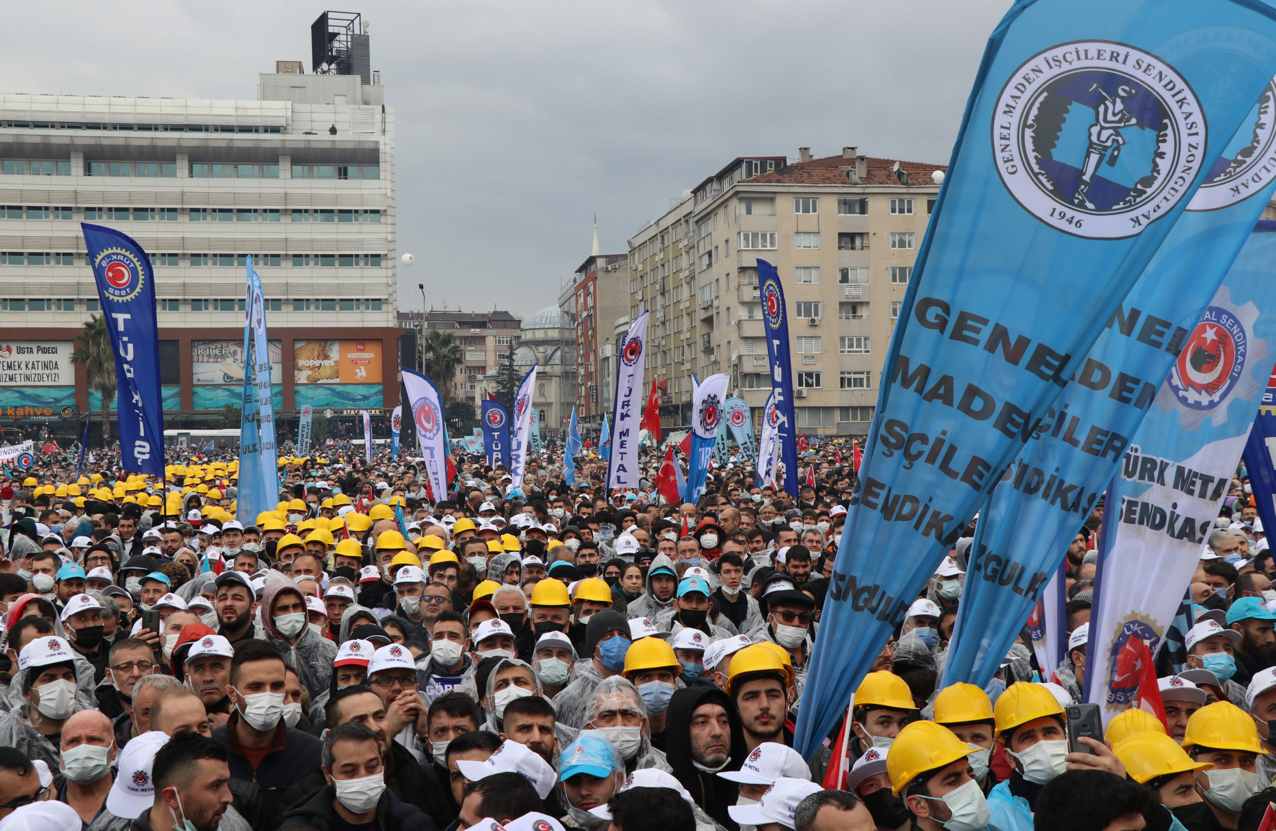 Kocaeli’de Türk Metal Sendikası üyesi işçiler miting düzenledi