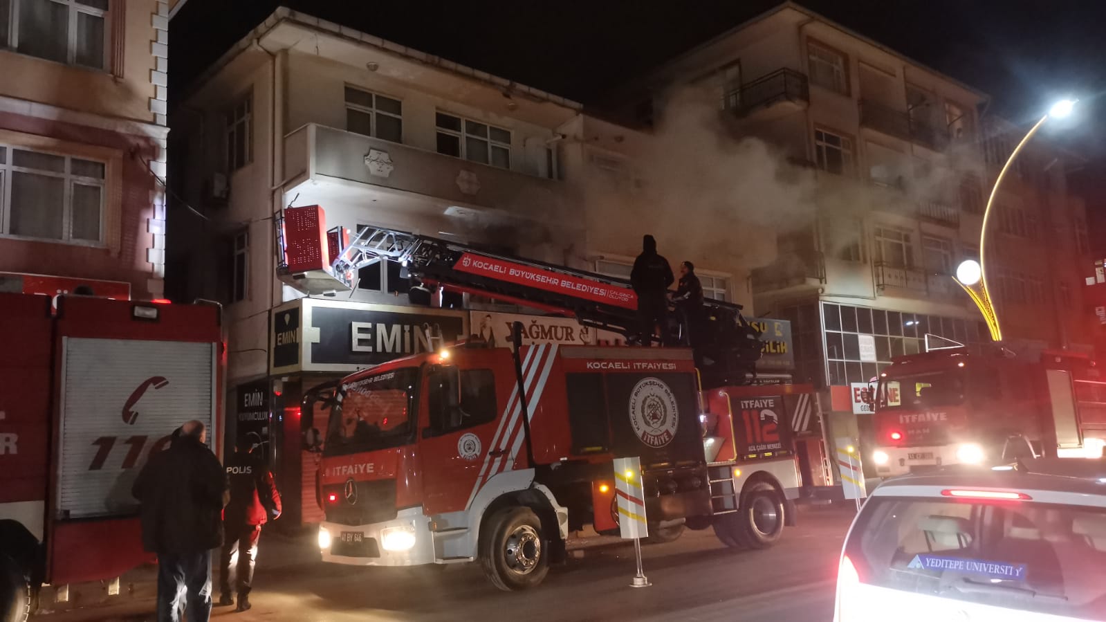 Darıca’da bir binanın ikinci katında çıkan yangın söndürüldü