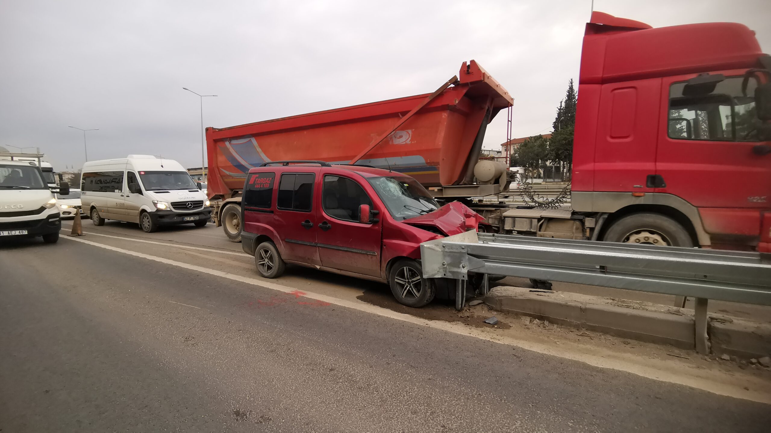 Gebze’de bariyere çarpan hafif ticari araçtaki kişi yaralandı