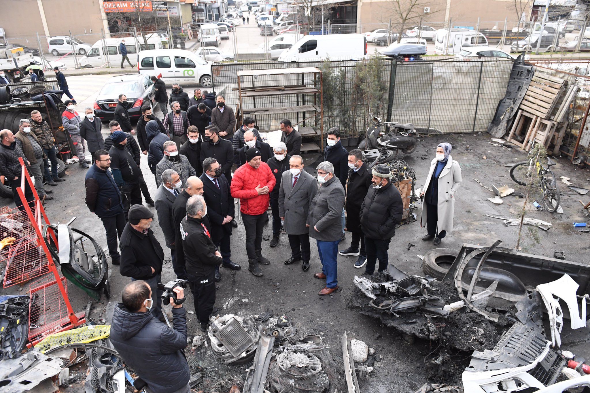 Kocaeli Valisi Yavuz, yangında zarar gören iş yerlerini ziyaret etti