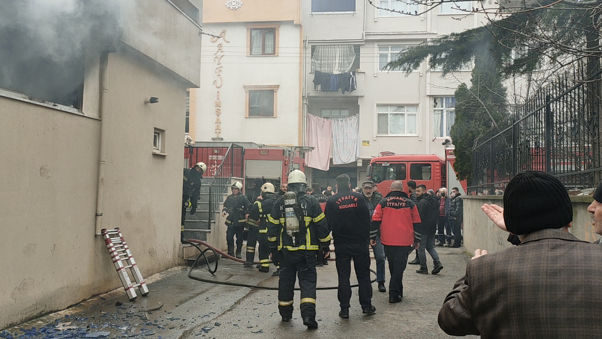 Darıca’da 4 katlı binada çıkan yangın söndürüldü