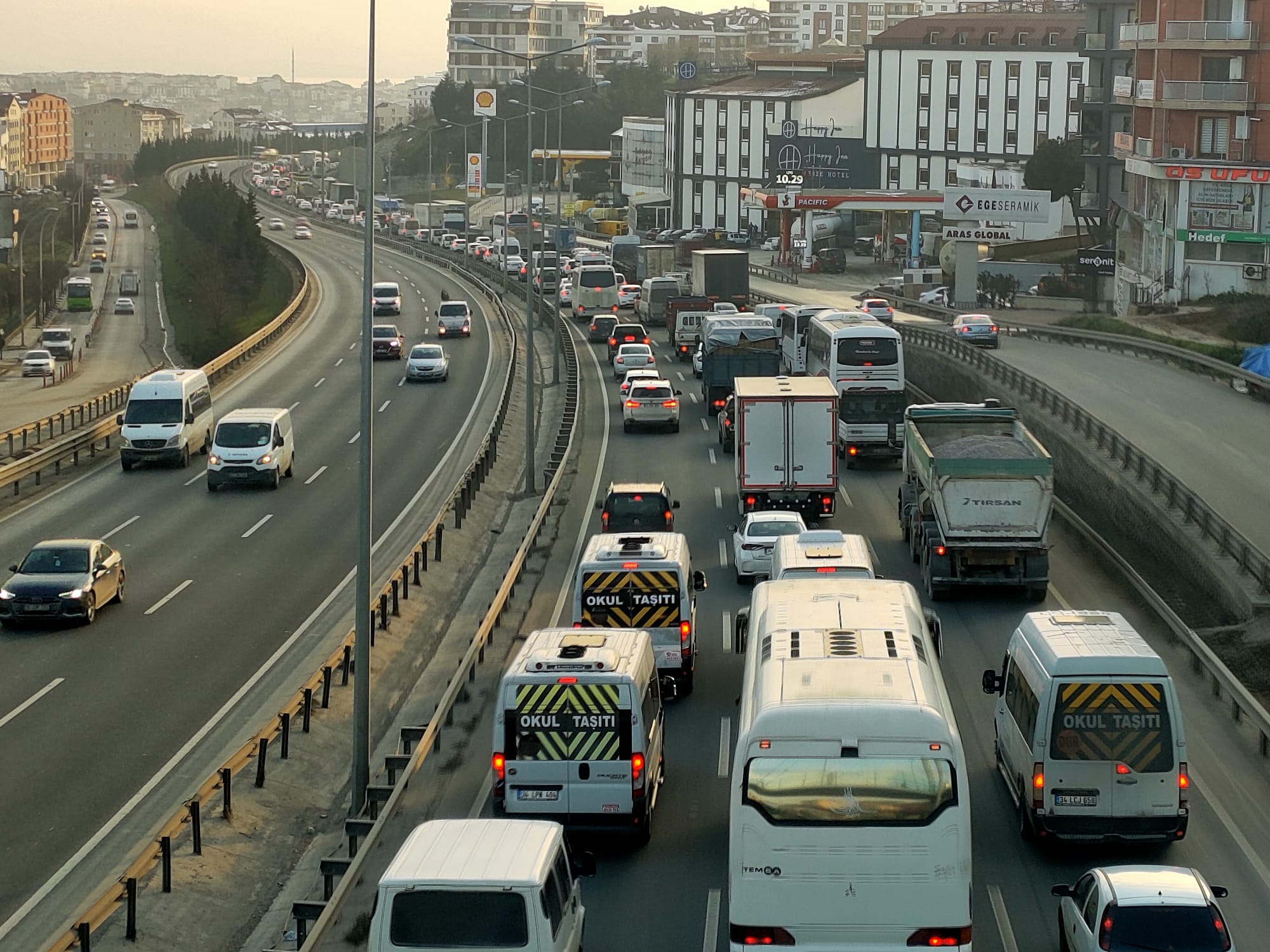 Gebze’de tırla çarpışan otomobilin sürücüsü yaralandı