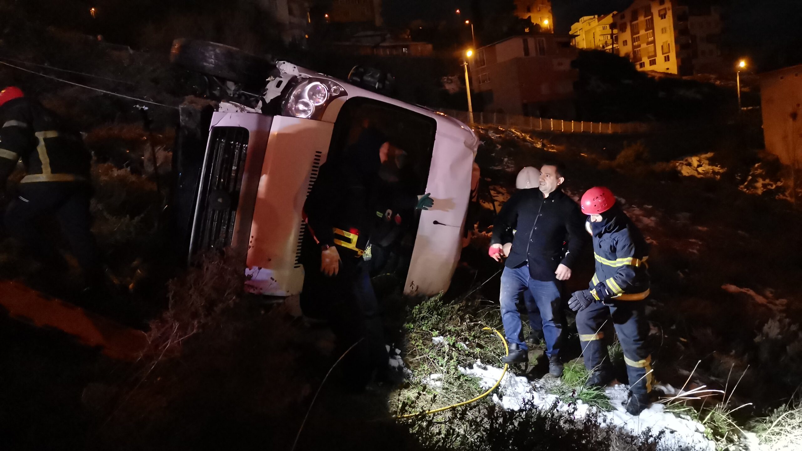 Gebze’de devrilen minibüsün sürücüsü yaralandı