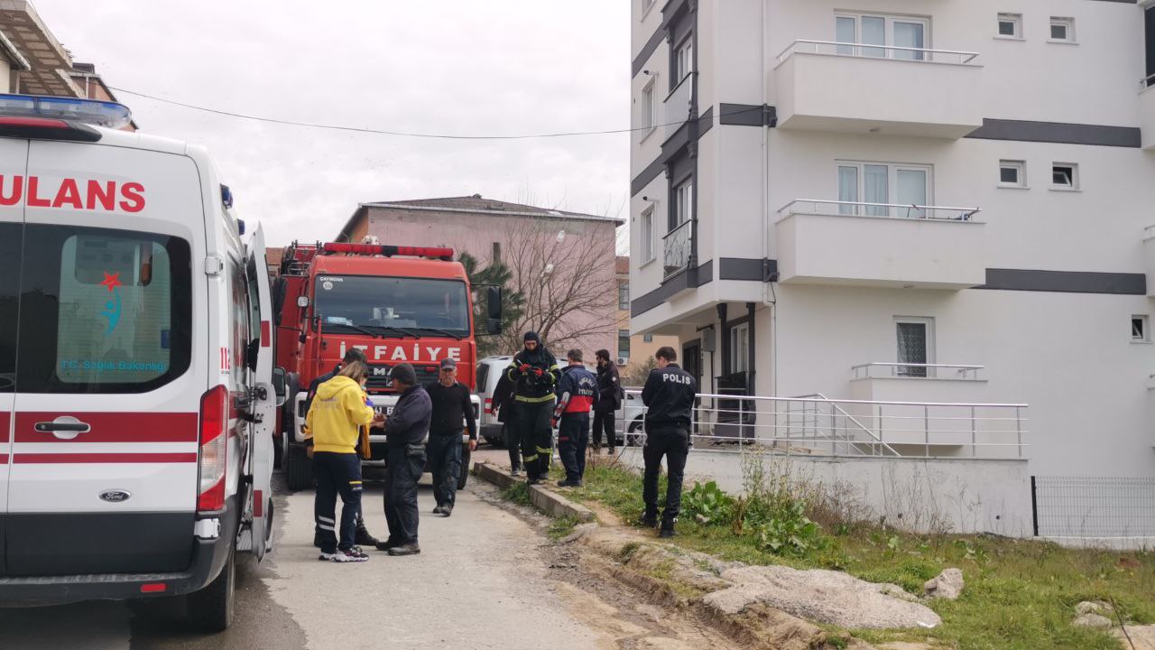 Çayırova’da apartmanın çatısı tadilat sırasında çıkan yangında hasar gördü