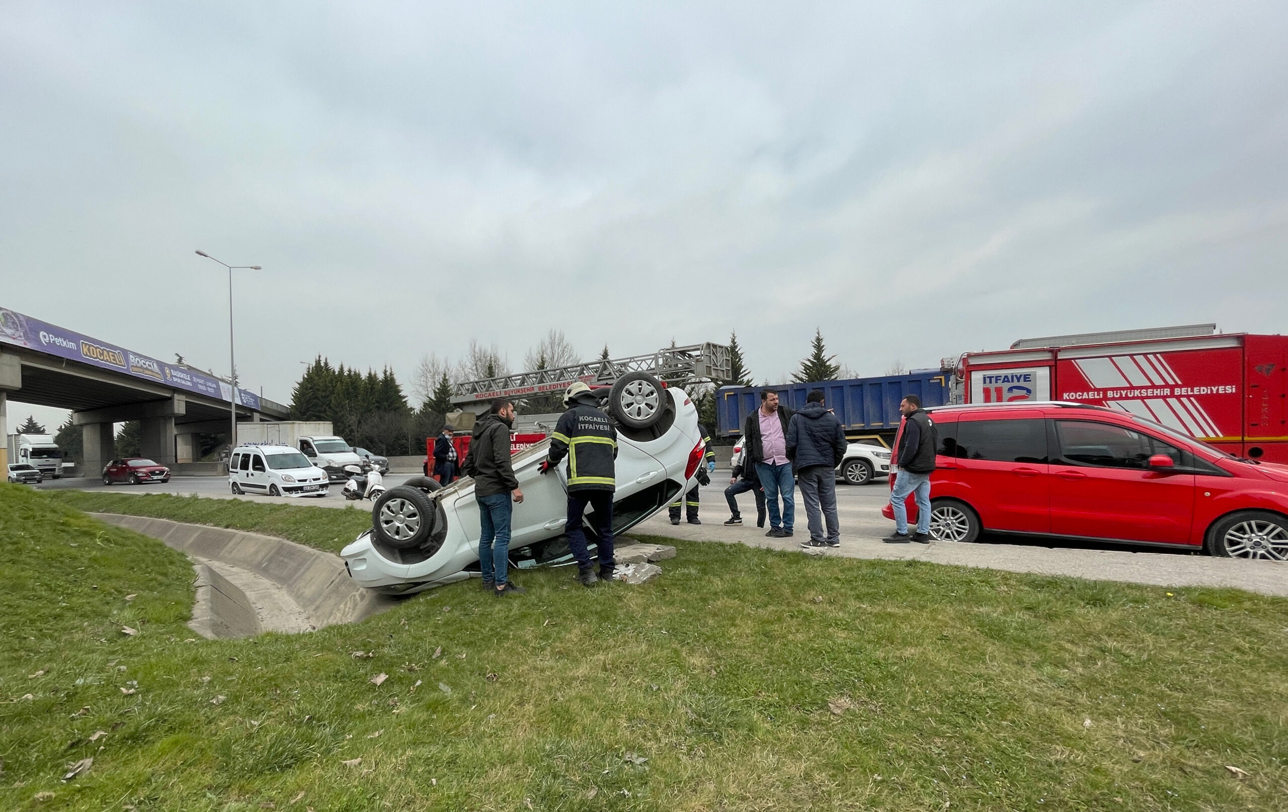 Kocaeli’de beton mikseriyle çarpışarak devrilen otomobilin sürücüsü yaralandı