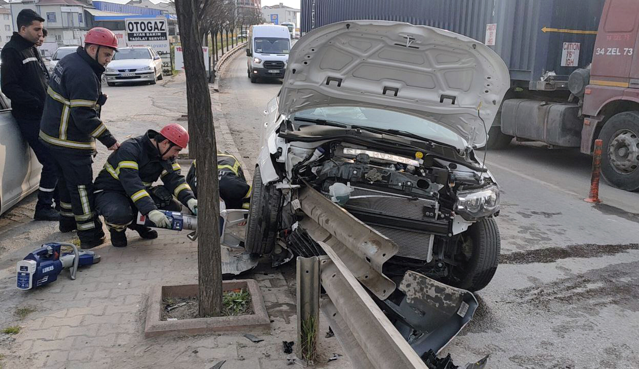 Gebze’de otomobilin bariyere çarpması güvenlik kamerasında