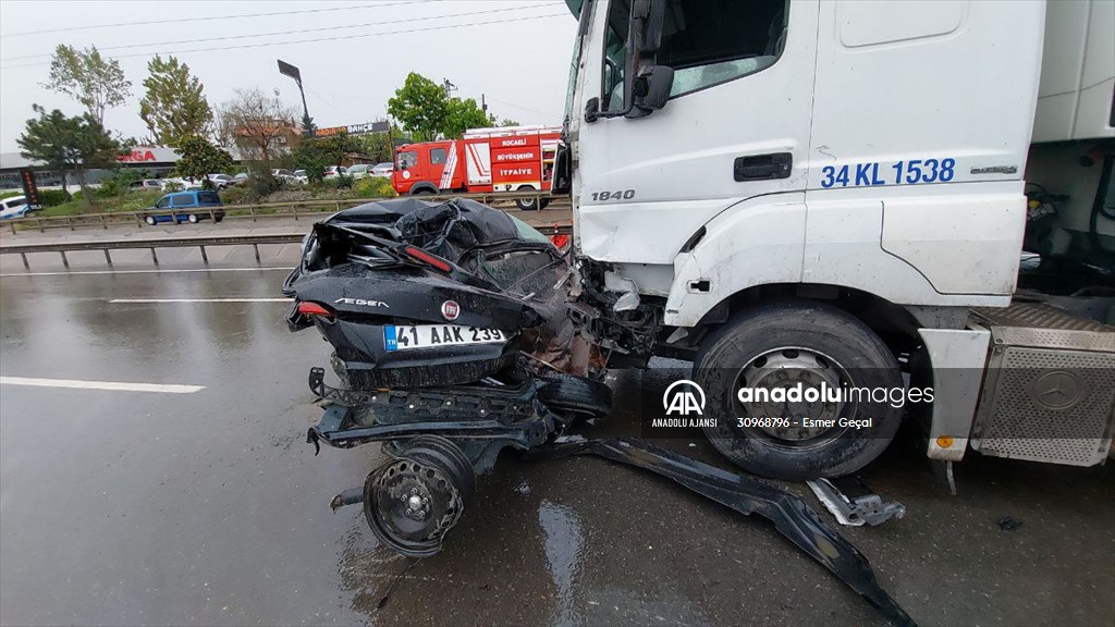 Kocaeli’nin Gebze ilçesinde 8 aracın karıştığı zincirleme kazasında 9 kişi yaralandı.