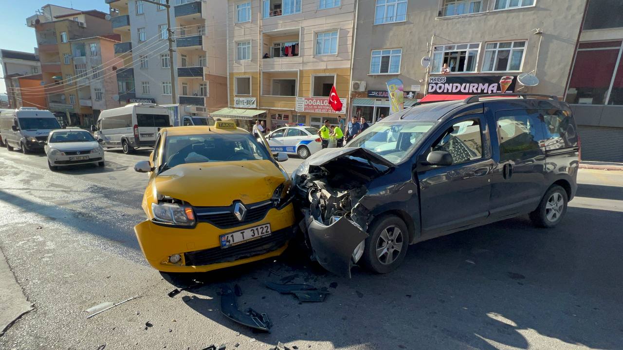 Kocaeli’nin Gebze ilçesinde hafif ticari araçla taksinin çarpışması sonucu 5 kişi yaralandı.