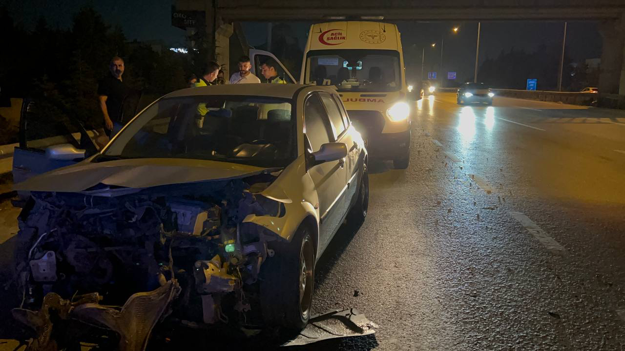 Kocaeli’nin Gebze ilçesinde iki otomobilin çarpıştığı kazada yaralanan anne ve kızı tedavi altına alındı.