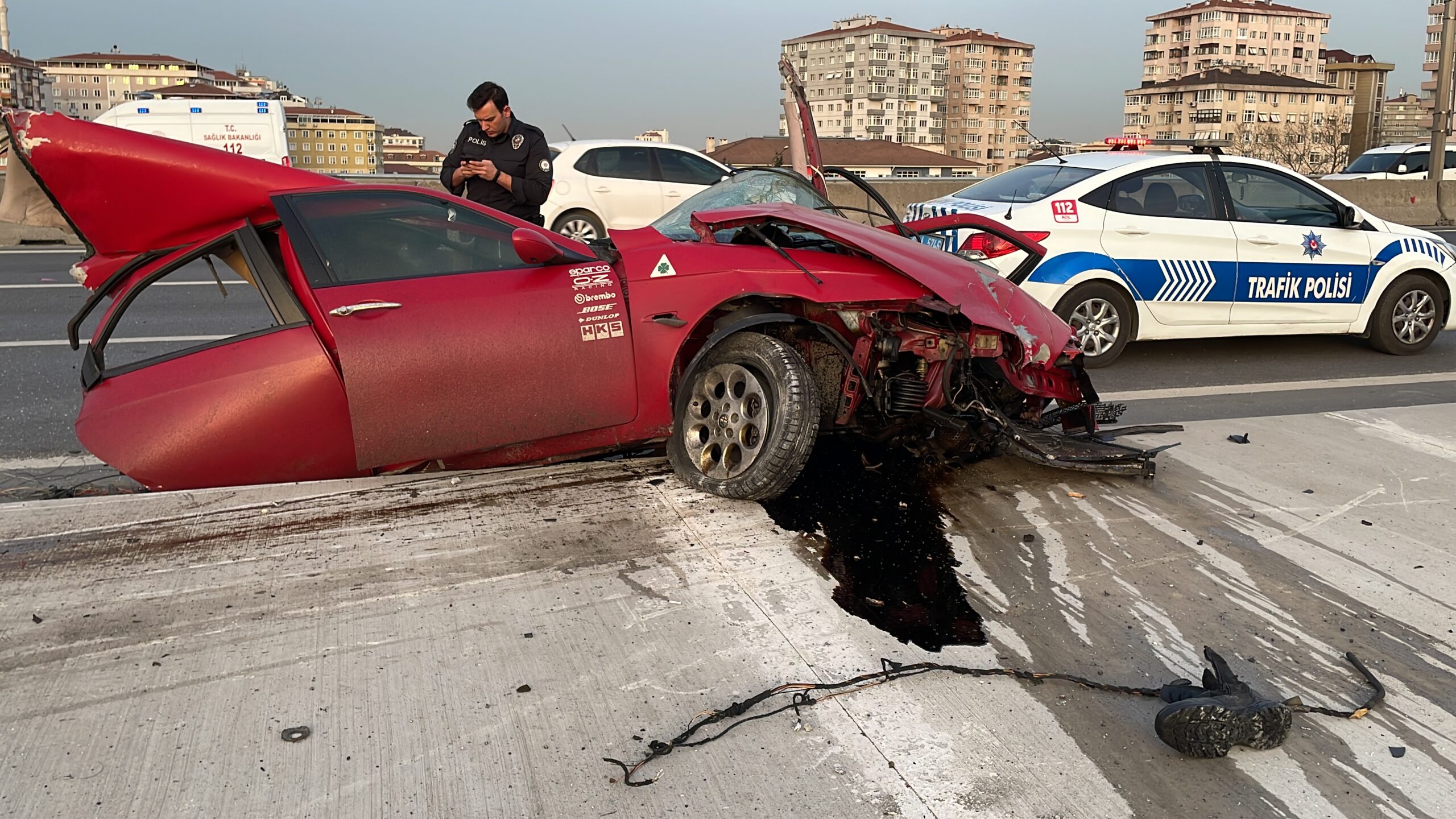 Maltepe’de çarpmanın etkisiyle ikiye ayrılan otomobilin sürücüsü ağır yaralandı