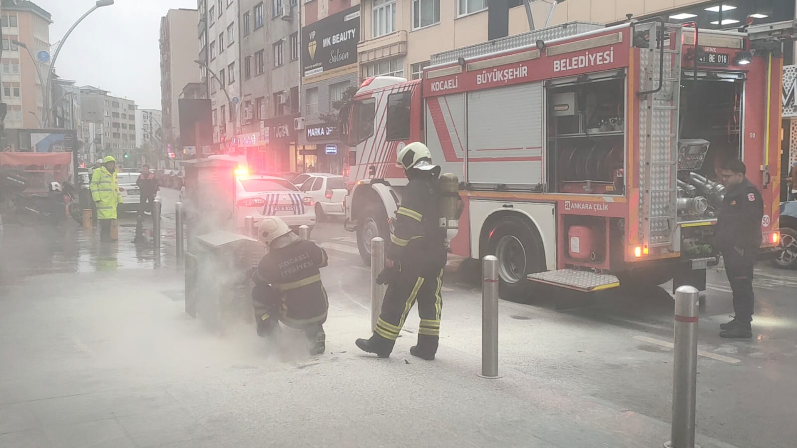 Gebze’de çarşı içinde yanan trafo söndürüldü