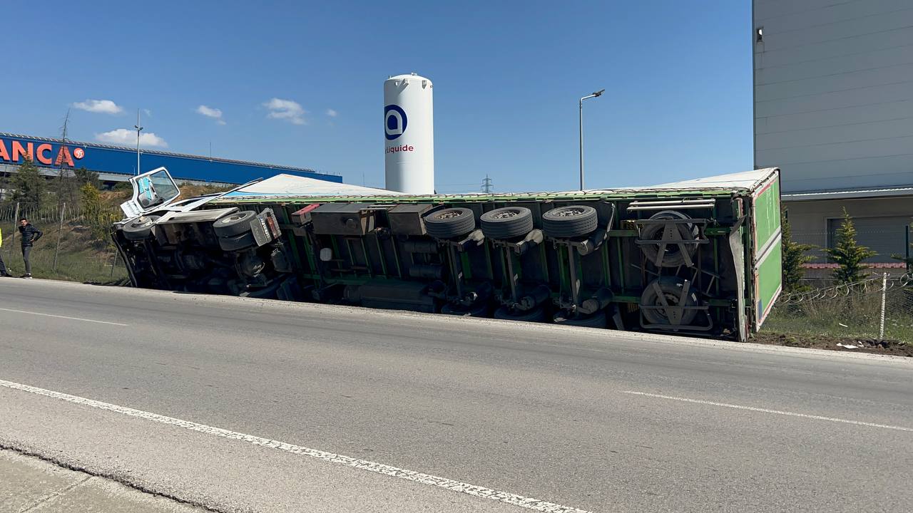 Çayırova’da devrilen tırın sürücüsü kazadan yara almadan kurtuldu